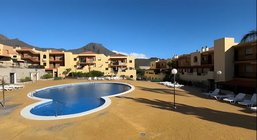 Ganze Wohnung, „El Galeón“ Helles Apartment mit teilweisem Meerblick, Pool und WLAN in Adeje, Teneriffa Süd