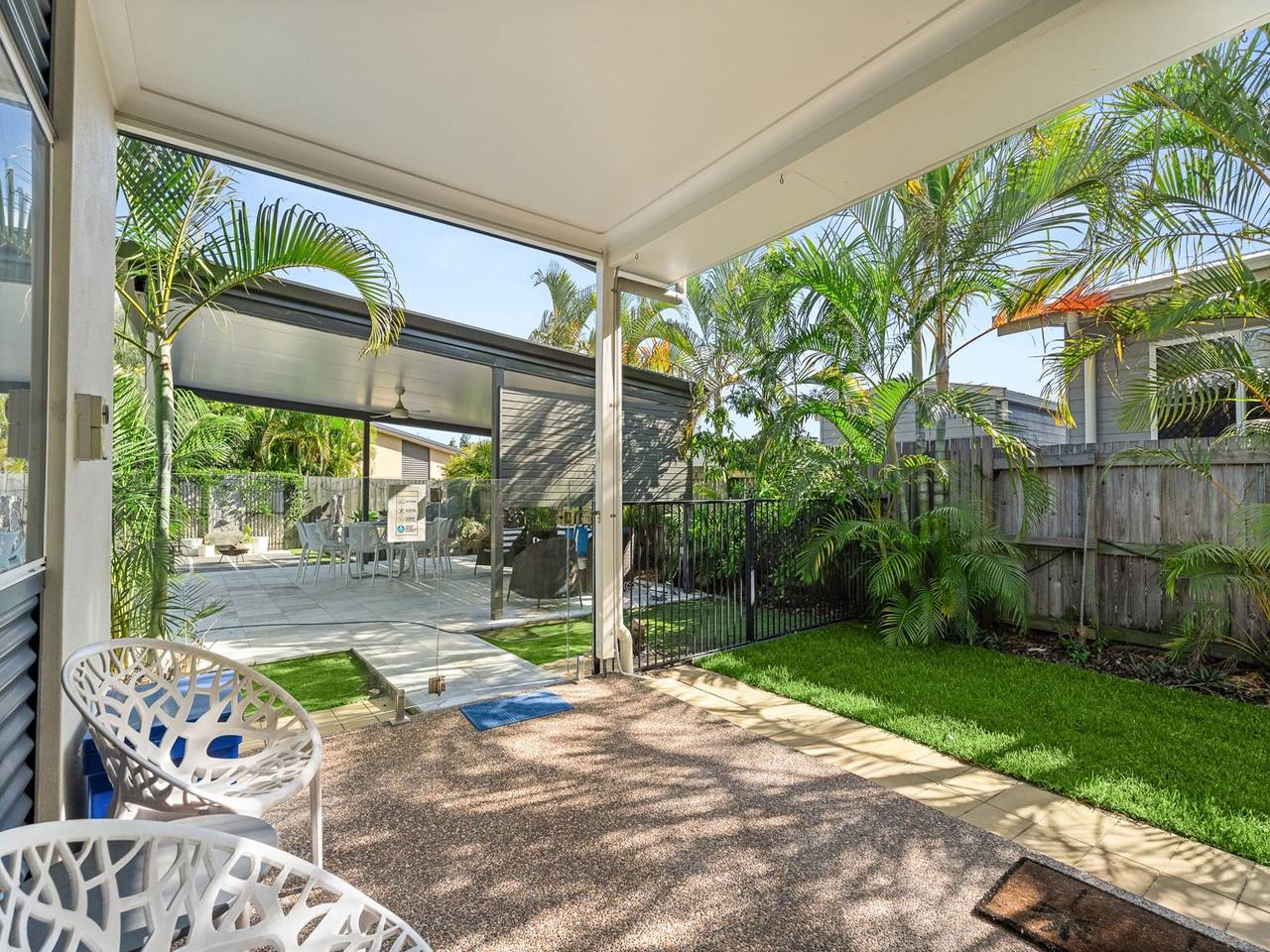 Apartamento entero, Retiro costero de 4 habitaciones con piscina en Toogoom. in Fraser Coast