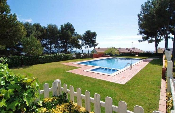 Ferienhaus für 6 Personen, mit Balkon und Terrasse sowie Garten und Pool