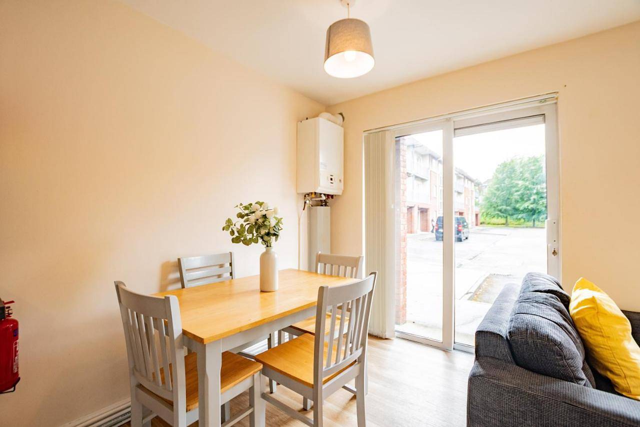 Entire apartment, Four-Bedroom Apartment in Limerick, County Limerick