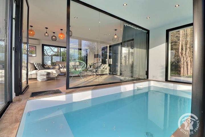 Gîte pour 15 personnes, avec terrasse ainsi que jardin et piscine à Laillé