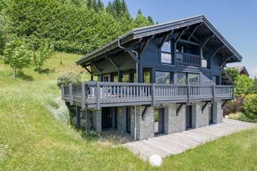 Lodge pour 8 personnes, avec piscine et terrasse ainsi que sauna et jardin, animaux acceptés en Haute-Savoie