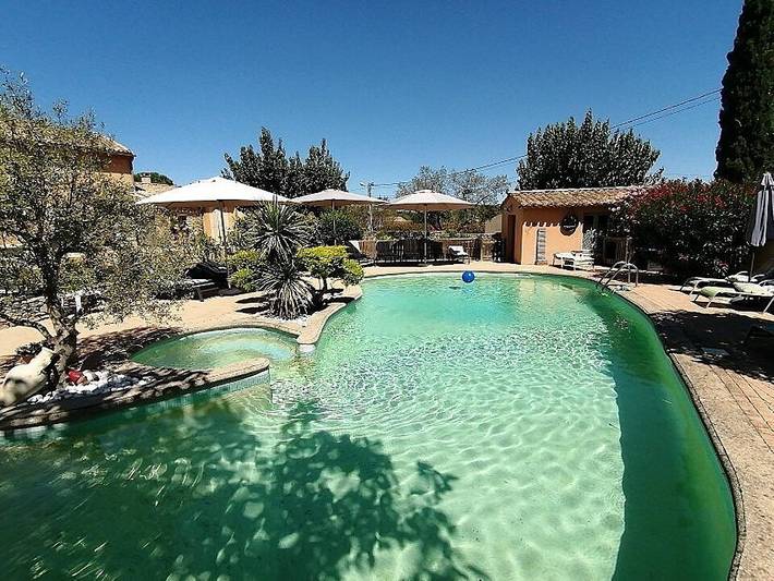 Gîte pour 4 personnes, avec jardin ainsi que terrasse et piscine