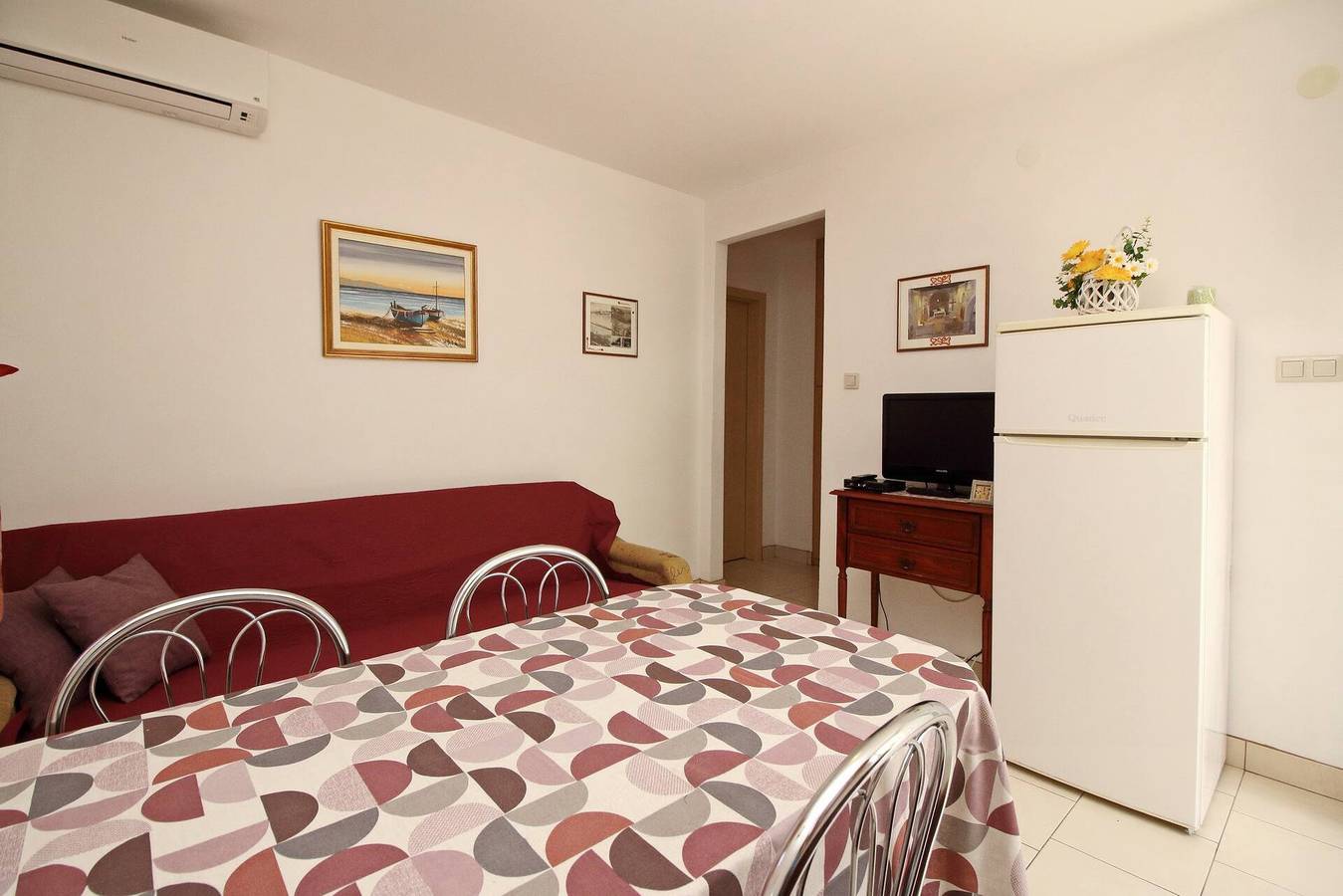 Ganze Wohnung, Apartment Radosna - 370 m vom Meer entfernt, private Terrasse, kostenloser Parkplatz, Erdgeschoss in Silo (Krk), Krk
