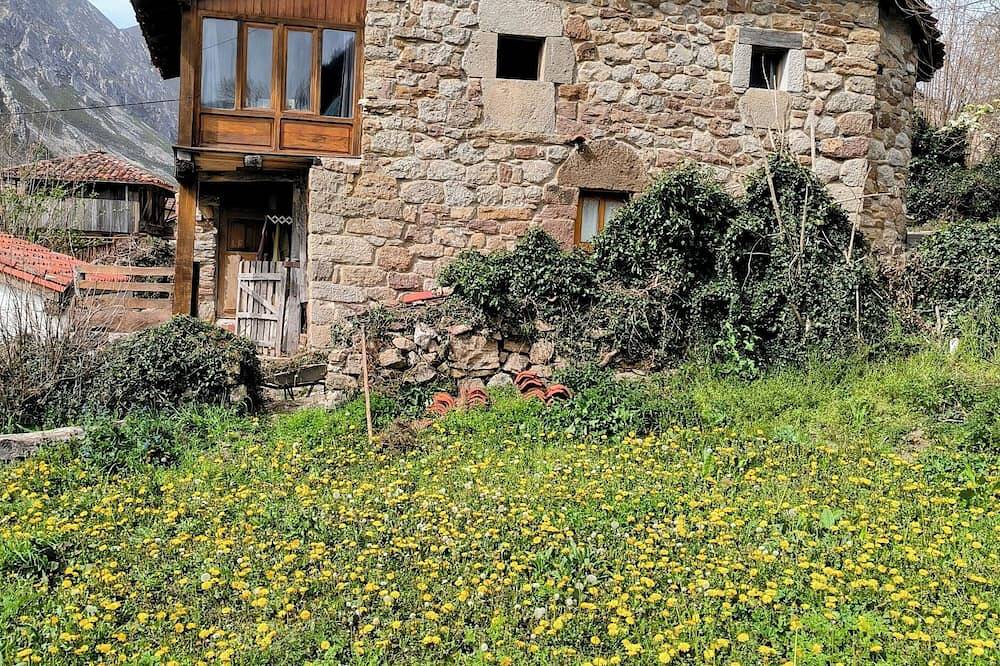 Casa La Parra, Asturian tradition and wild environment. in Somiedo, Cordillera Cantábrica