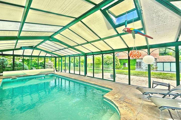 Location de vacances pour 10 personnes, avec terrasse ainsi que jardin et piscine dans Saint-Sulpice-sur-Risle