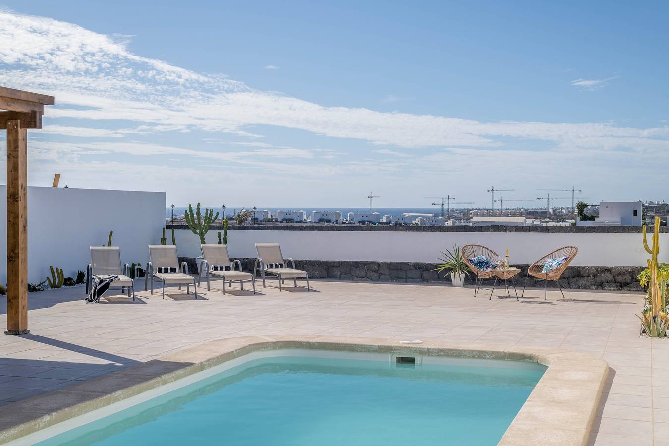 Villa Esmeralda cerca de la playa de Papagayo con vistas a la montaña y piscina climatizada in Playa Blanca, Yaiza