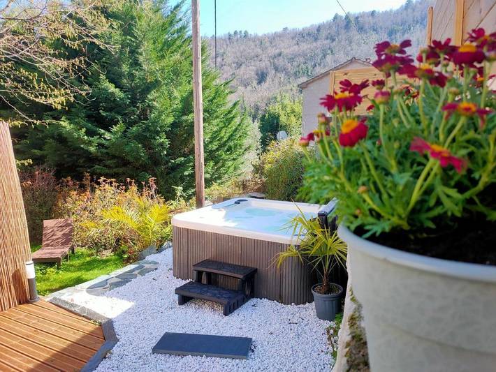 Location de vacances pour 4 personnes, avec Jacuzzi et Terrasse ainsi que Jardin et Vue à Ortiporio