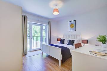 Apartment for 6 People in Kingston upon Thames, Chessington World of Adventures, Photo 2