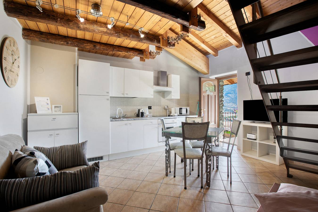 Apartamento entero, Apartamento 'Maison Bebe Mont Emilius' con vistas a la montaña, terraza privada y Wi-Fi in Chenaux, Comune di Pollein