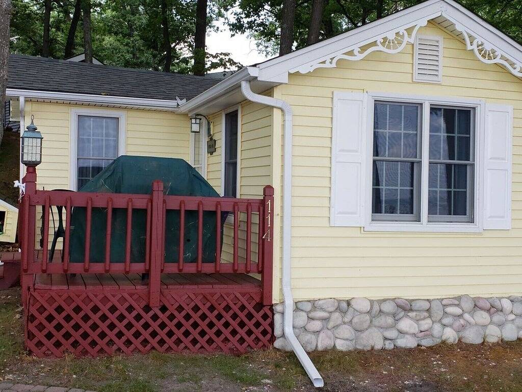 Higgins Lakefront Cozy Beach House with Private Boat Mooring Onsite - Brass Bell in Higgins Lake