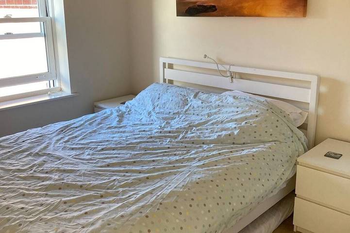 Entire apartment, A lovely quiet new flat 50 yards from the beach in the centre, parking included. in Swanage, Dorset