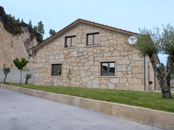 Location de vacances pour 10 personnes, avec terrasse ainsi que jardin et piscine à Cabril - 2