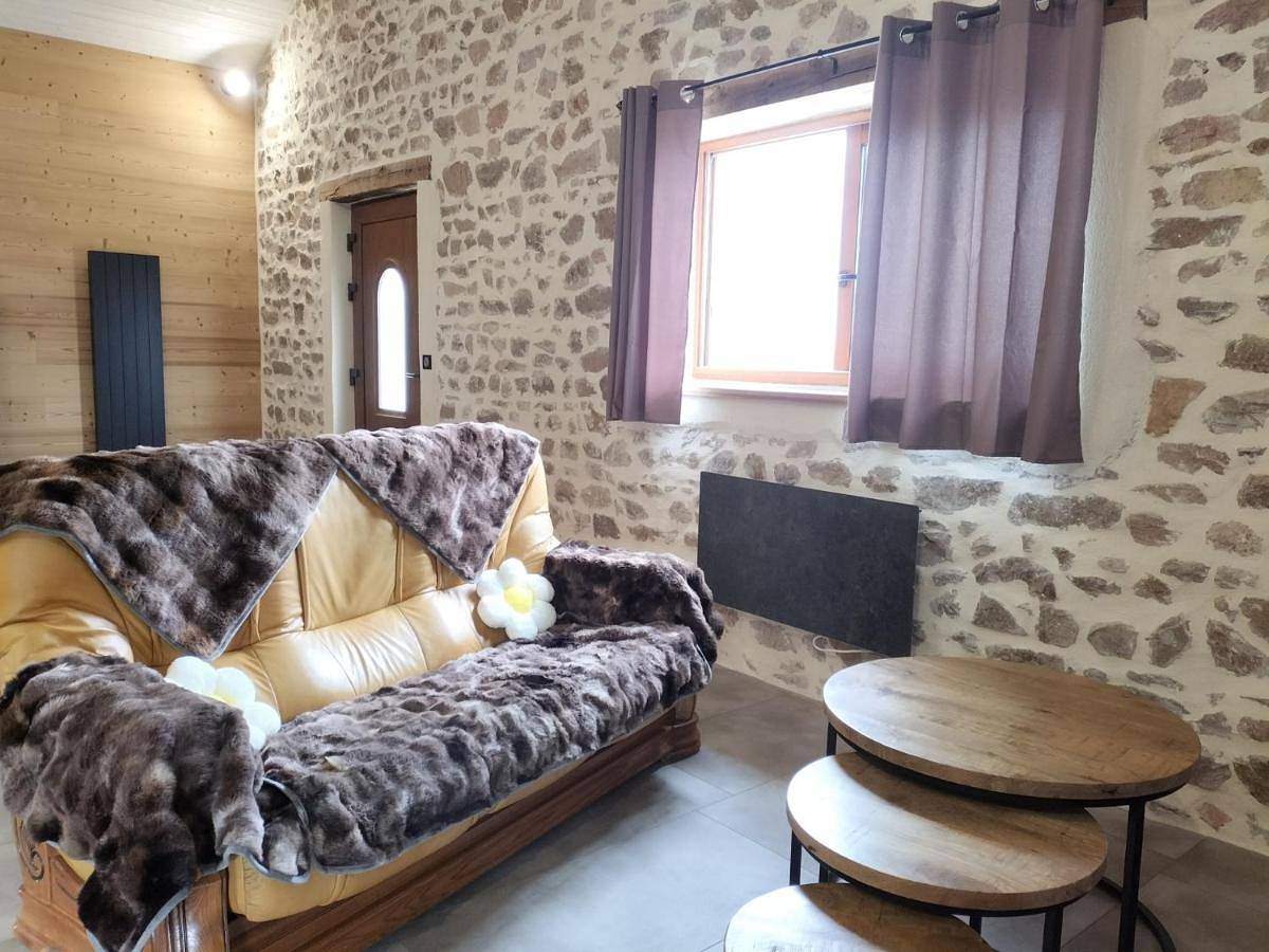 Three-Bedroom Holiday Home in Dompierre-les-Ormes, Région de Mâcon