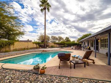 Vacation Rental for 10 Guests in Glendale, Maricopa County, Picture 2