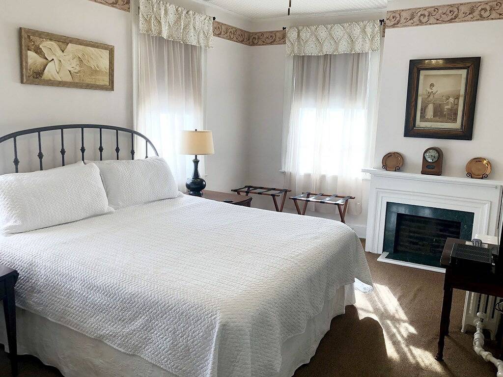 National Historic Landmark Inn in Cayuga Lake
