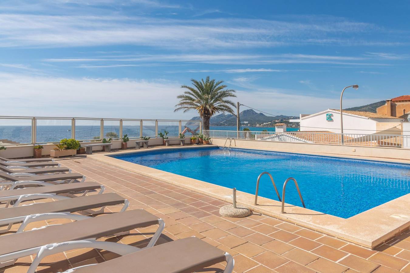 Entire apartment, Mar Blava - Cozy apartment with communal pool facing the sea, perfect for families with children. in Cala Ratjada, Capdepera