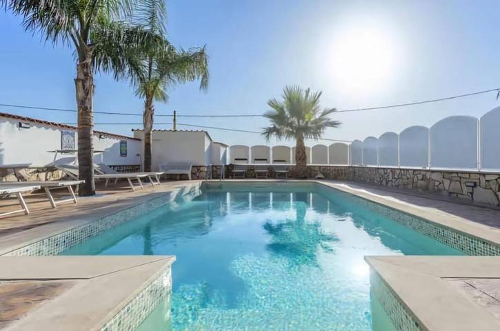 Location de vacances pour 7 personnes, avec Balcon et Terrasse ainsi que Piscine et Vue à Cinisi