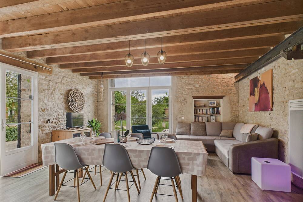 Authentic stone house for 7 with garden in Saint-Vincent-sur-Jard, Vendée