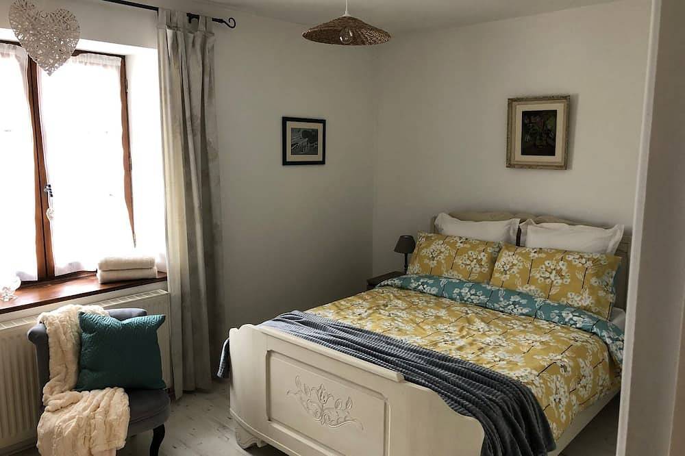 Jacques Gite and Walnut Tree Farm Sleeps 4 in Saint-Cybranet, Périgord Noir