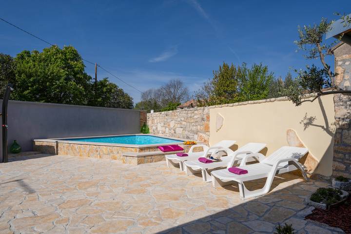 Location de vacances pour 5 personnes, avec terrasse et piscine à Svetvinčenat - 2
