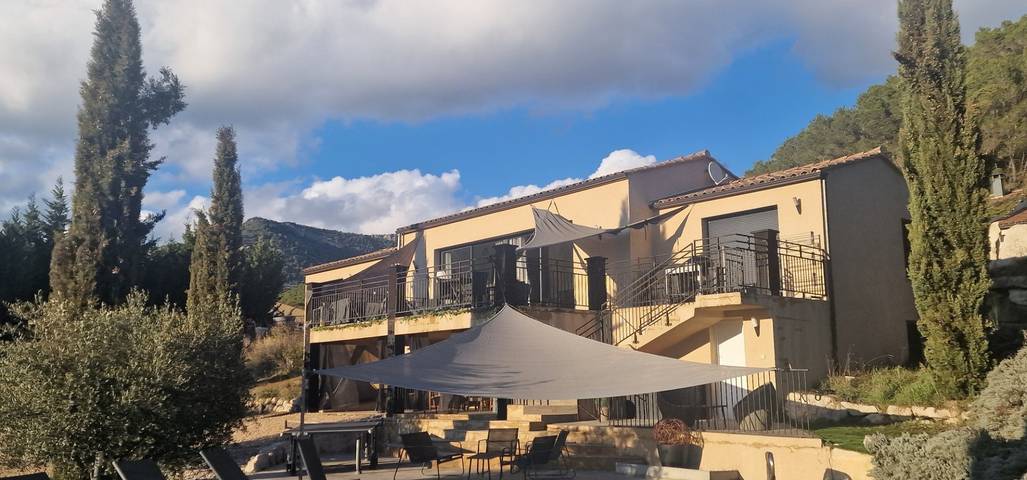 Location de vacances pour 9 personnes, avec piscine ainsi que jardin et terrasse à Propiac - 2