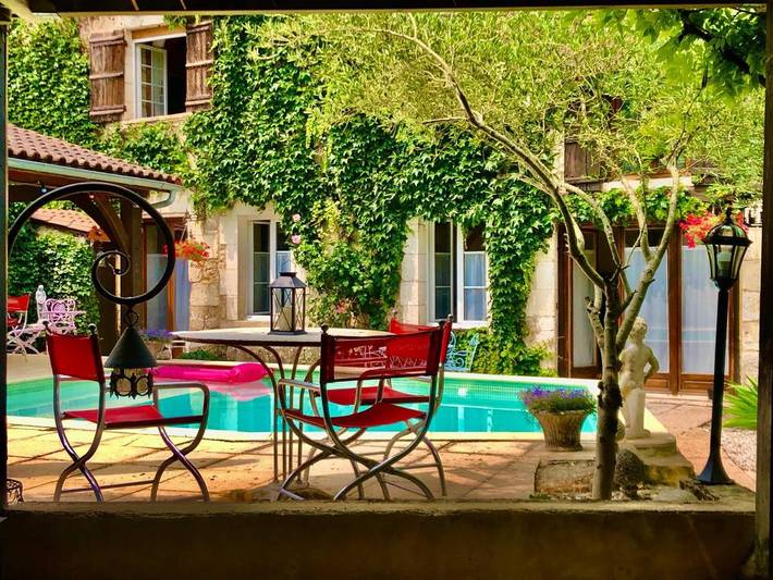 Location de vacances pour 12 personnes, avec terrasse ainsi que bassin pour enfant et piscine, animaux acceptés à Tocane-Saint-Apre