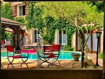Gîte pour 12 personnes, avec bassin pour enfant ainsi que terrasse et piscine, animaux acceptés à Tocane-Saint-Apre