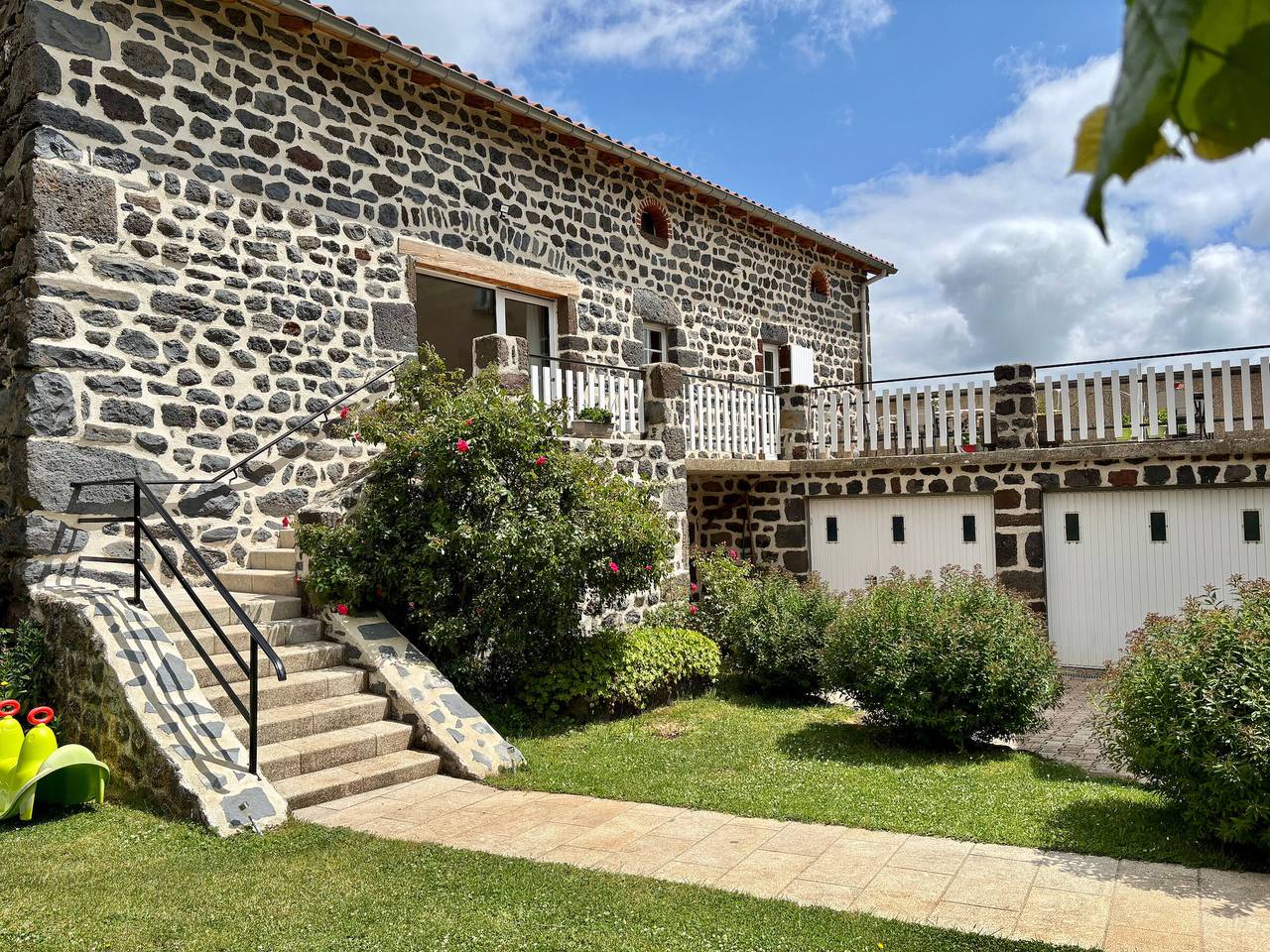 Gîte tout inclus avec terrasse, jardin et parkings, proche Puy-en-Velay et chemins de randonnée. in Séneujols, Haute-Loire