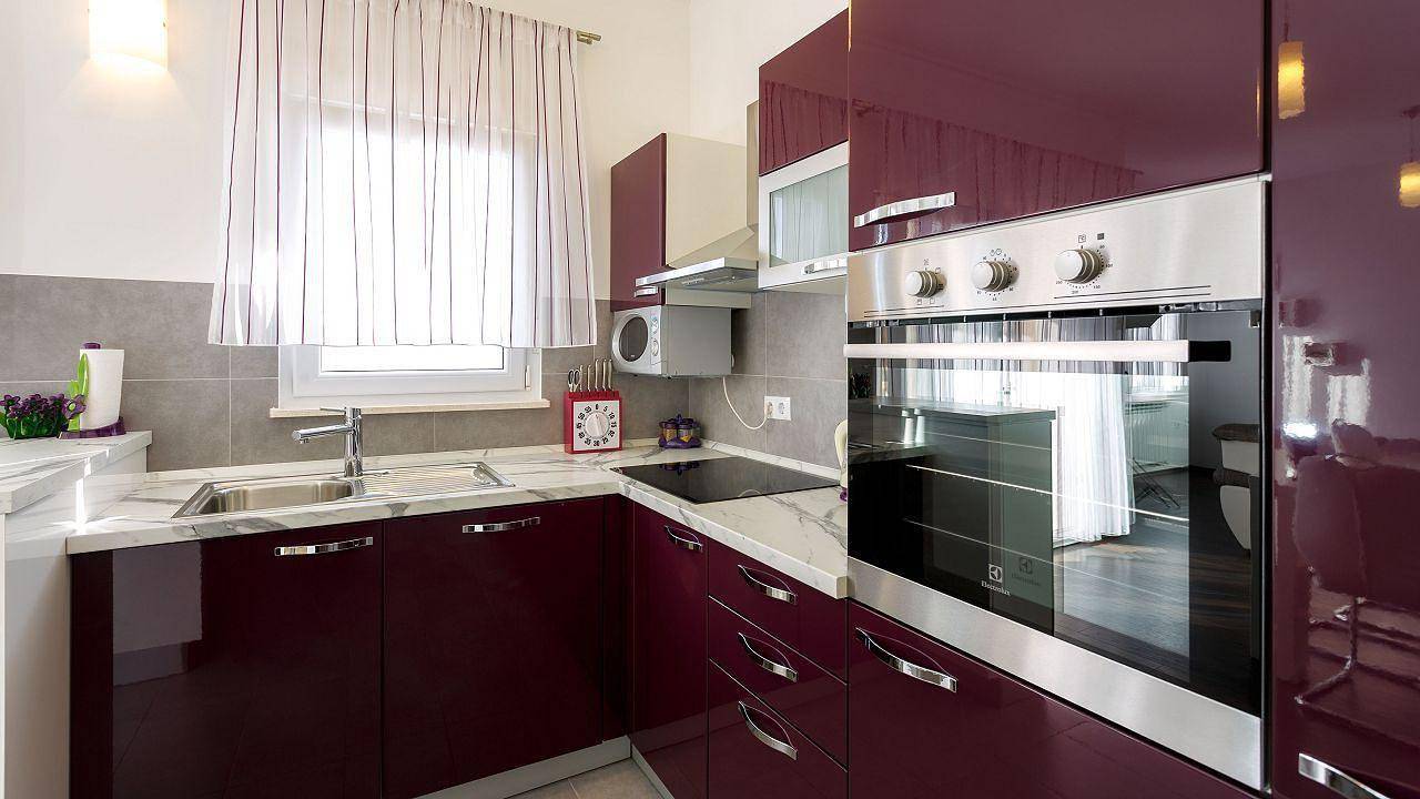 Ganze Ferienwohnung, Apartment in Dugi Rat with Generous Terrace in Dugi Rat, Split-Dalmatien