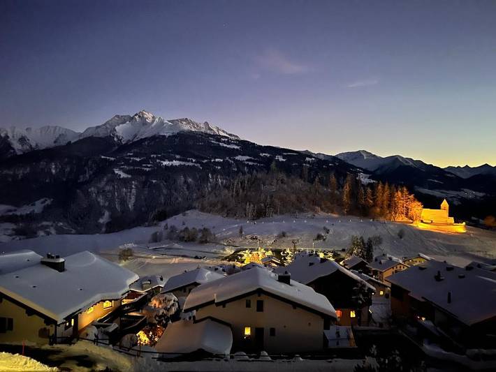 Ferienwohnung für 4 Personen, mit Balkon und Terrasse sowie Sauna und Ausblick in Falera