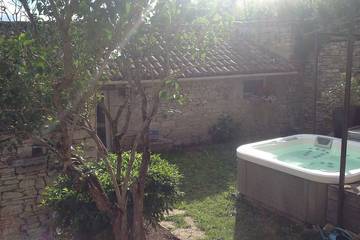 Gîte pour 3 personnes, avec jardin et jacuzzi dans le Lot