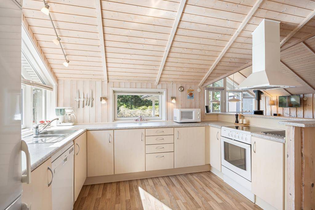 Schönes Ferienhaus mit Whirlpool, Sauna und Holzofen in Søndervig, Holmsland Klit