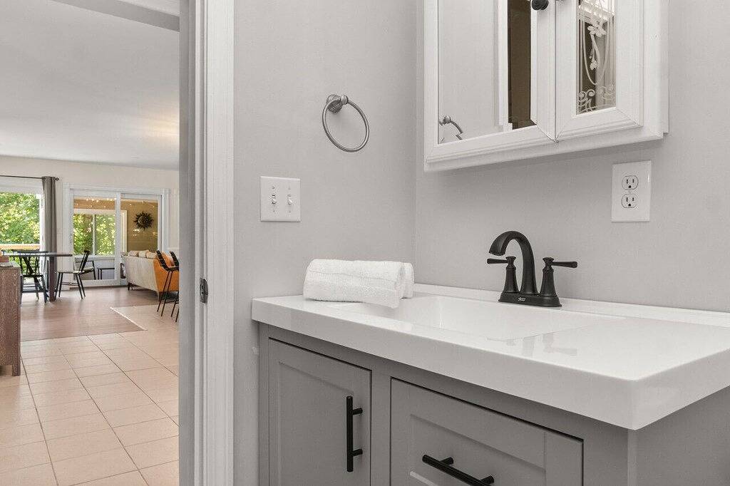 Serene 5-Br Near Pond, 15-min to Mt. Sunapee in Newbury (NH), Lake Sunapee