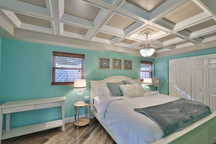 Vacation house for 7 people, with yard and terrace as well as hot tub, with pets in Indian Rocks Beach