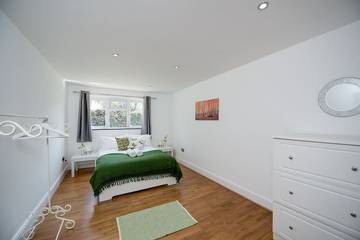 Chalet for 12 People in Hordle, New Forest National Park, Photo 2