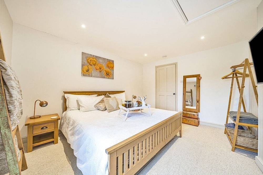 West Wittering Rosemary Cottage – Sleeps 5, Nr Beach, Parking & Family Friendly in West Wittering Beach, West Wittering