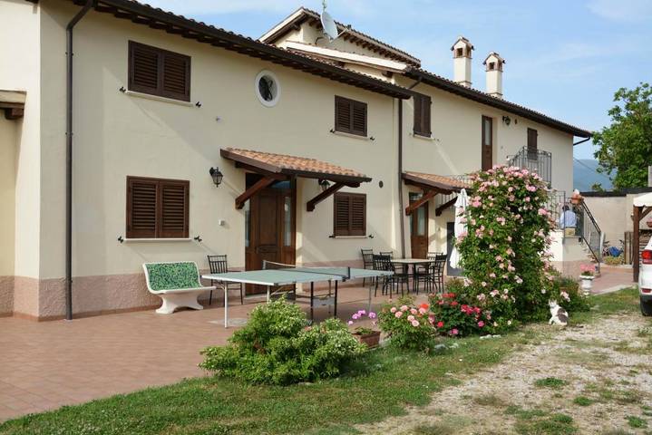 Agriturismo per 7 persone, con Terrazza e Giardino nonché Panorama a Spoleto