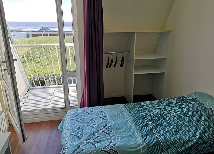 Location de vacances pour 4 personnes, avec bassin pour enfant et balcon dans Plage De La Falaise - 2