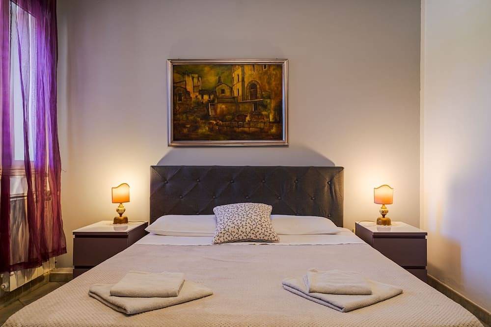 Appartamenti in villa indipendente convertiti in 8 appartamenti individuali con piscina in Castelmola, Provincia di Messina