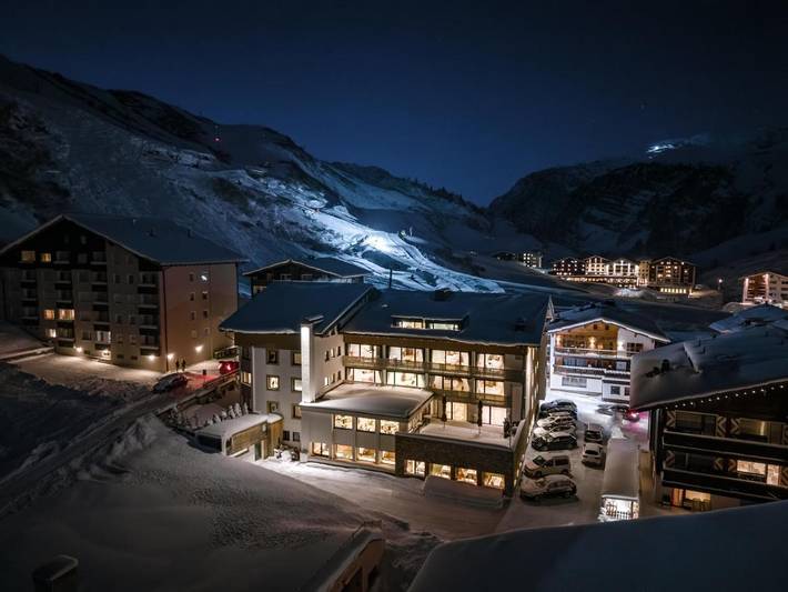Hôtel pour 5 personnes, avec vue et piscine ainsi que sauna et terrasse, animaux acceptés dans Zurs