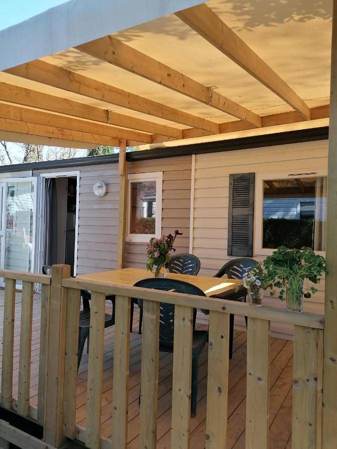 Camping pour 6 personnes, avec bassin pour enfant ainsi que piscine et terrasse à La Roque-d'Anthéron - 4