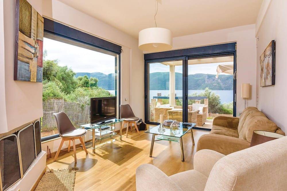 Seafront Holiday Villa in Eubée