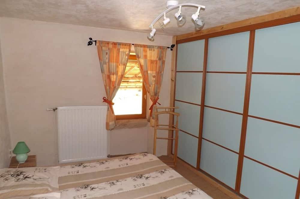 Gîte 100 m2  avec terrain clos,  ballades à partir du hameau secteur Issoire in Saint-Jean-Saint-Gervais, Parc Naturel Régional Livradois-Forez