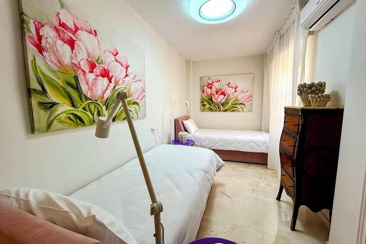 Ganze Wohnung, Spacious Apartment for 6 with Private Parking Near Granada in La Zubia, Granada Provinz