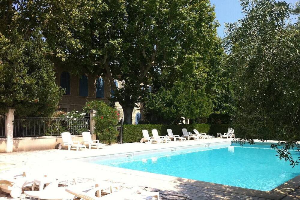 Entire apartment, Magnificent apartment in 18th century Priory, with swimming pool and lush grounds in Graveson, Arles region
