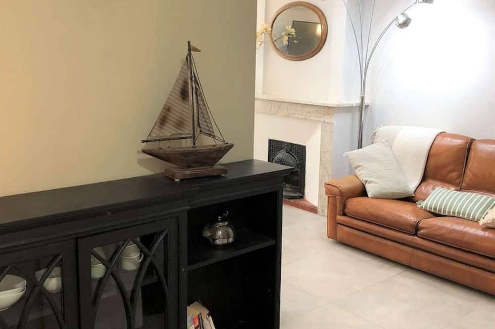 Appartement entier, Studio appartement au deuxième étage côté rue in Sète, Côte méditerranéenne (France)