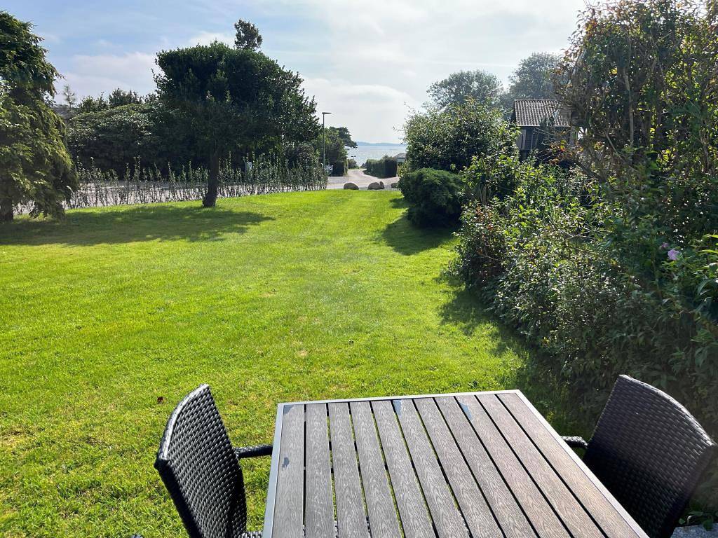 Schönes Ferienhaus mit Aussicht über den Limfjord und in der Nähe vom Østerstrand mit Badesteg. in Nyköbing Mors, Morsø
