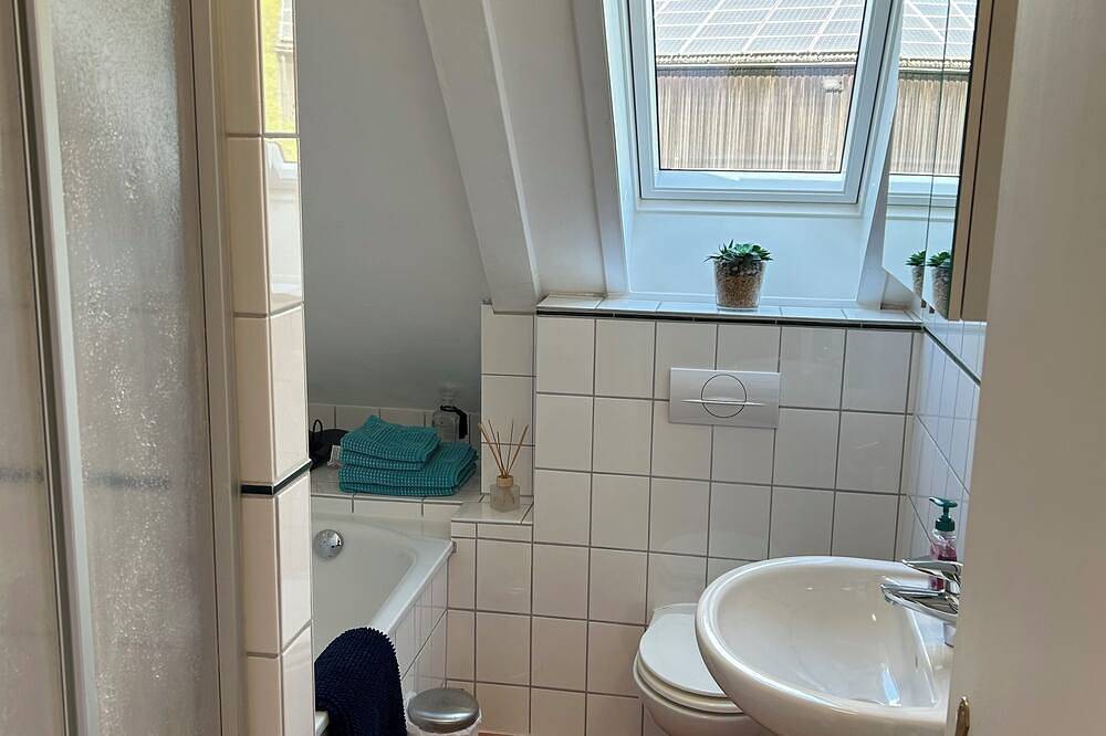 Ganze Wohnung, Ferienwohnung \"Zum See\": Direkter Blick auf den See und auf das Dressurviereck in Grebin, Südliche Ostseeküste