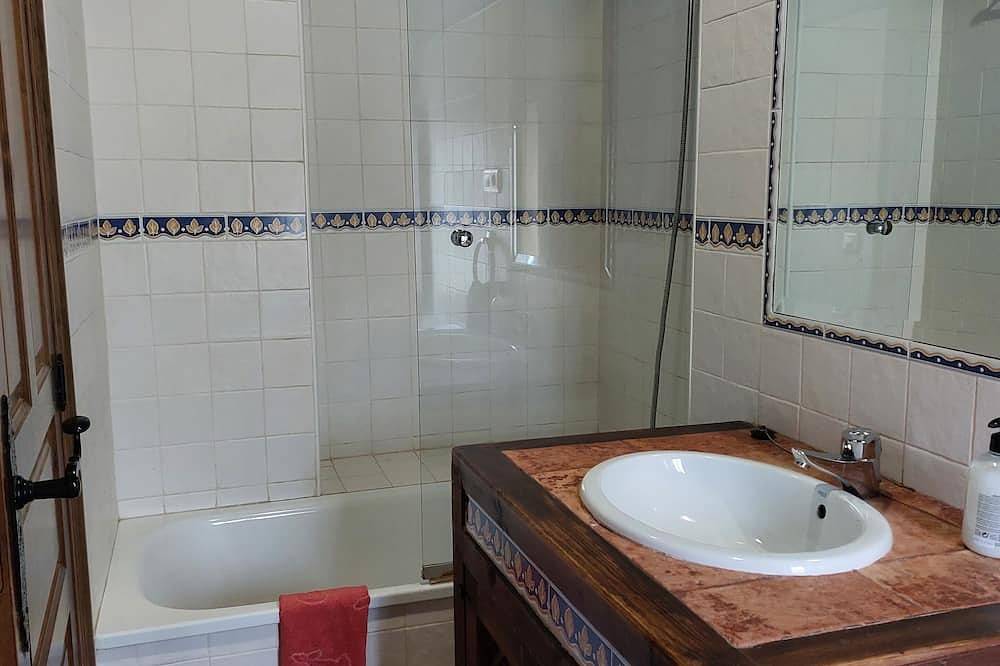 Self catering La Cuadra de la Tila for 2 or 4 people in Roscales de la Peña, Castrejón de la Peña
